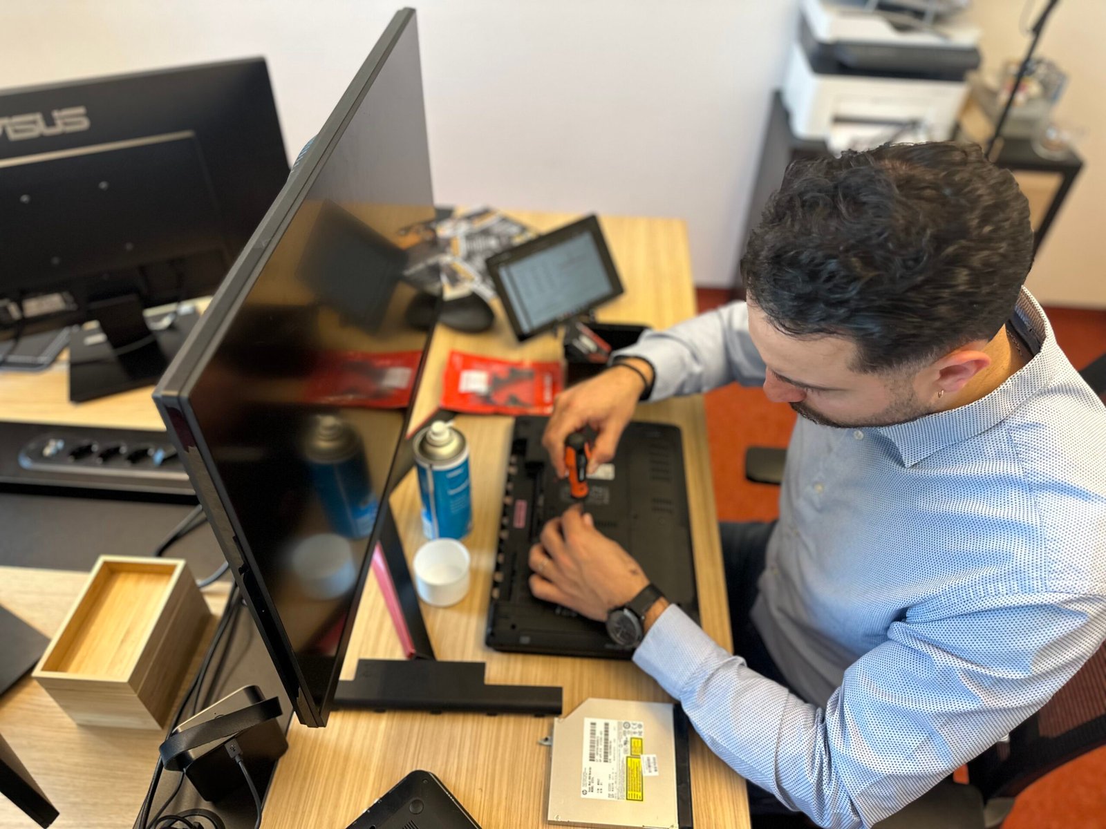 ERNA-IT bei der Arbeit im IT-Service