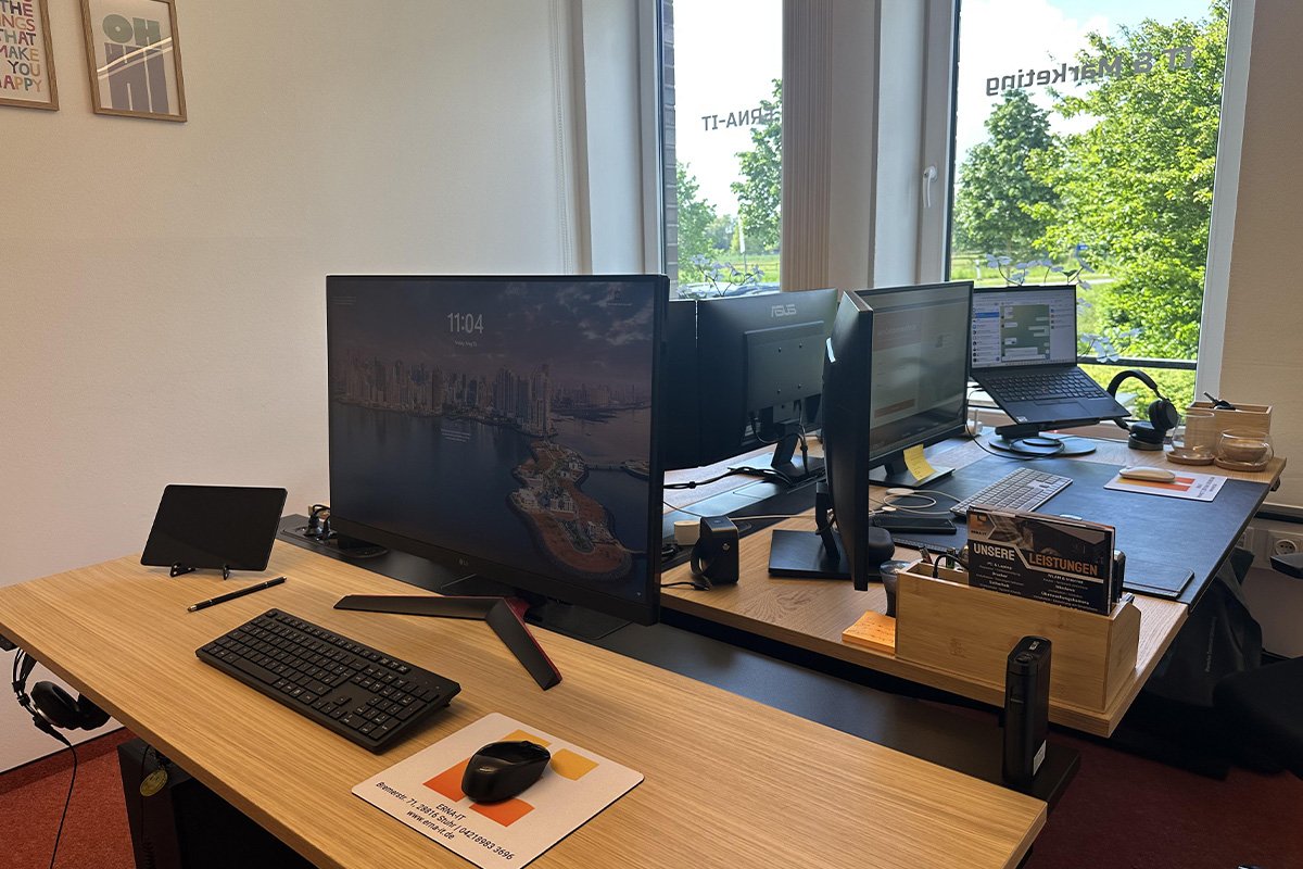 Eingerichteter Homeoffice-Arbeitsplatz — Notebook, Monitor und Headset